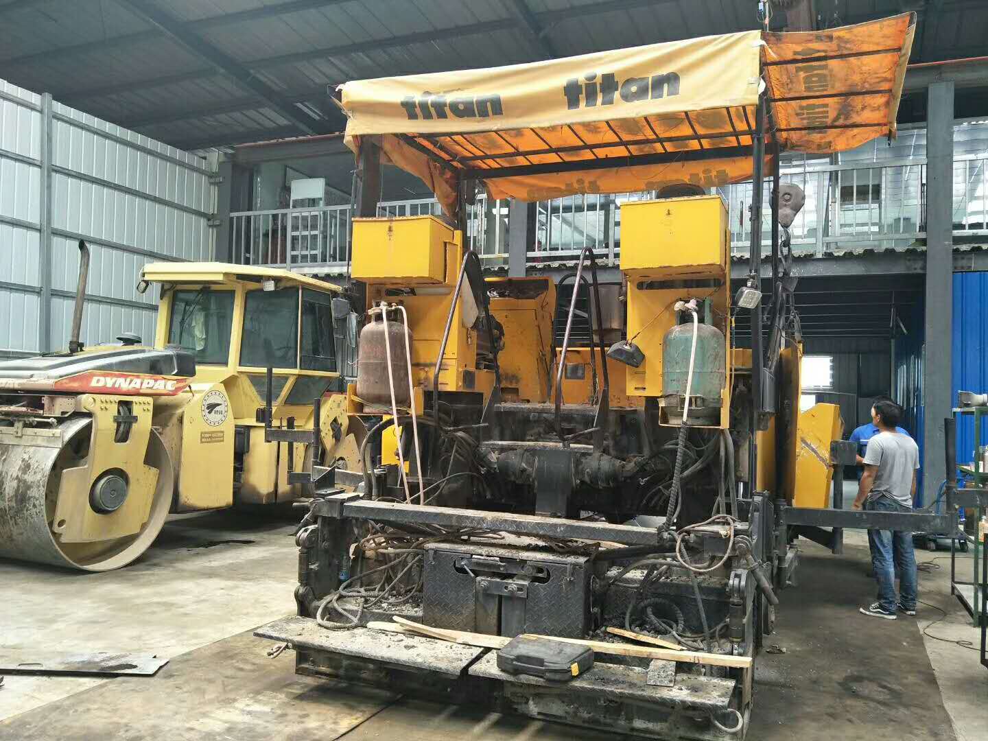 維修銑刨機、攤鋪機、壓路機、冷再生等路面機械設備